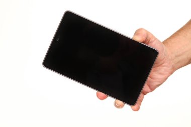 İnsan eli, avucunda boş bir krom ekran olan modern bir akıllı telefonu tutar. Teknoloji ve reklam kavramı. Ayrıntılı yakın çekim stüdyo çekimi soyut beyaz arka planda izole