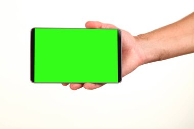 İnsan eli, avucunda boş bir krom ekran olan modern bir akıllı telefonu tutar. Teknoloji ve reklam kavramı. Ayrıntılı yakın çekim stüdyo çekimi soyut beyaz arka planda izole
