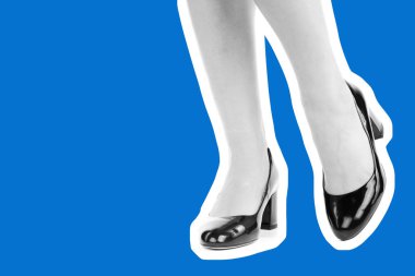 Bayan giysi ayakkabısı. Yüksek topuklu ayakkabı giyen uzun ince kadın bacakları. Fotokopi alanı olan moda modeli. Klasik ve günlük kıyafet konsepti. Ayrıntılı yakın çekim stüdyo çekimi. Dergi tarzı moda kolajı