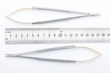 Çelik cerrahi aletler ve laboratuvar ekipmanları beyaz arka planda izole edilmiş. Profesyonel klinik aletleri. Tıbbi, cerrahi, ambulans ve veteriner konsepti. Yumuşak seçici odaklı yakın plan