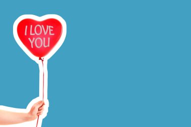 Kadın eli kırmızı kauçuk, şişme kalp şeklinde balon tutuyor. Aşk, ilişki, sevgililer günü ve doğum günü kutlaması konsepti. Boş kopya alanı olan dergi tarzı moda kolajı