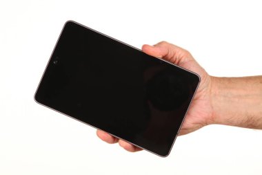 İnsan eli, avucunda boş bir krom ekran olan modern bir akıllı telefonu tutar. Teknoloji ve reklam kavramı. Ayrıntılı yakın çekim stüdyo çekimi soyut beyaz arka planda izole