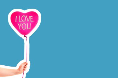 Kadın eli kırmızı kauçuk, şişme kalp şeklinde balon tutuyor. Aşk, ilişki, sevgililer günü ve doğum günü kutlaması konsepti. Boş kopya alanı olan dergi tarzı moda kolajı