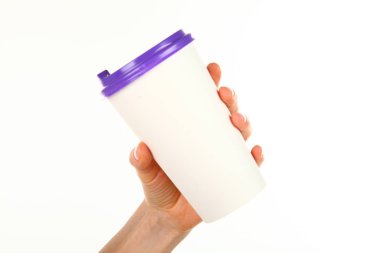 İnsan eli plastik kapaklı boş bir kahve fincanı tutar. Tek kullanımlık fincana çay ya da kahve konsepti. Metin veya logo için yeri ve yeri kopyala. Beyaz bir arkaplanda izole edilmiş
