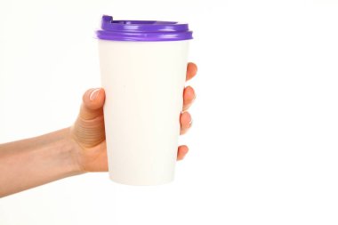 İnsan eli plastik kapaklı boş bir kahve fincanı tutar. Tek kullanımlık fincana çay ya da kahve konsepti. Metin veya logo için yeri ve yeri kopyala. Beyaz bir arkaplanda izole edilmiş