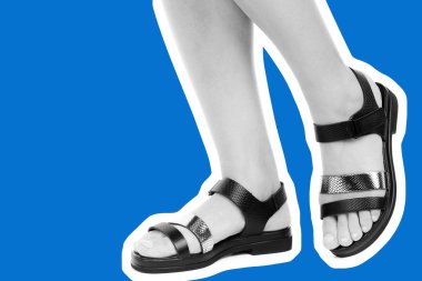 Bayan giysi ayakkabısı. Deri sandalet giyen uzun ince kadın bacakları. Fotokopi alanı olan moda modeli. Klasik ve günlük kıyafet konsepti. Ayrıntılı yakın çekim stüdyo çekimi. Dergi tarzı moda kolajı