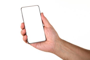 İnsan eli, avucunda boş bir krom ekran olan modern bir akıllı telefonu tutar. Teknoloji ve reklam kavramı. Ayrıntılı yakın çekim stüdyo çekimi soyut beyaz arka planda izole