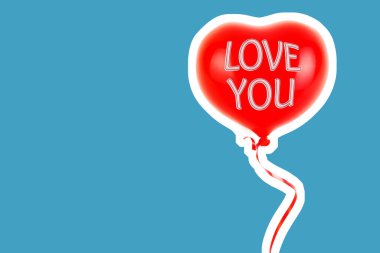 Kırmızı lastik şişme kalp şeklinde balon. Aşk, ilişki, sevgililer günü ve doğum günü kutlaması konsepti. Boş kopya alanı olan dergi tarzı moda kolajı