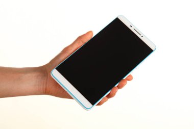 İnsan eli, avucunda boş bir krom ekran olan modern bir akıllı telefonu tutar. Teknoloji ve reklam kavramı. Ayrıntılı yakın çekim stüdyo çekimi soyut beyaz arka planda izole