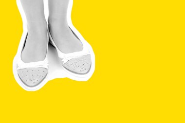 Bayan giysi ayakkabısı. Düşük deri ayakkabılar giyen uzun ince kadın bacakları. Fotokopi alanı olan moda modeli. Klasik ve günlük kıyafet konsepti. Ayrıntılı yakın çekim stüdyo çekimi. Dergi tarzı moda kolajı