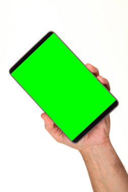 İnsan eli, avucunda boş bir krom ekran olan modern bir akıllı telefonu tutar. Teknoloji ve reklam kavramı. Ayrıntılı yakın çekim stüdyo çekimi soyut beyaz arka planda izole
