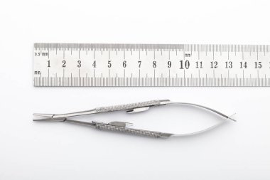 Çelik cerrahi aletler ve laboratuvar ekipmanları beyaz arka planda izole edilmiş. Profesyonel klinik aletleri. Tıbbi, cerrahi, ambulans ve veteriner konsepti. Yumuşak seçici odaklı yakın plan