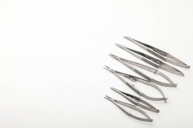 Çelik cerrahi aletler ve laboratuvar ekipmanları beyaz arka planda izole edilmiş. Profesyonel klinik aletleri. Tıbbi, cerrahi, ambulans ve veteriner konsepti. Yumuşak seçici odaklı yakın plan