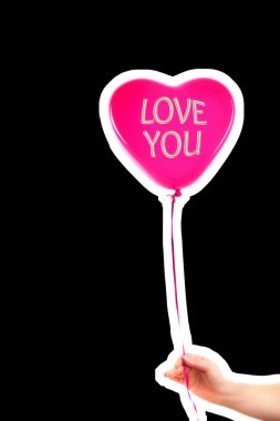 Kadın eli kırmızı kauçuk, şişme kalp şeklinde balon tutuyor. Aşk, ilişki, sevgililer günü ve doğum günü kutlaması konsepti. Boş kopya alanı olan dergi tarzı moda kolajı