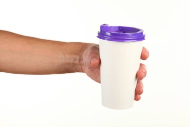 İnsan eli plastik kapaklı boş bir kahve fincanı tutar. Tek kullanımlık fincana çay ya da kahve konsepti. Metin veya logo için yeri ve yeri kopyala. Beyaz bir arkaplanda izole edilmiş