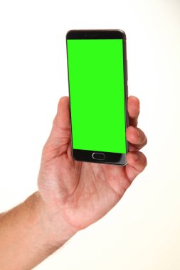 İnsan eli, avucunda boş bir krom ekran olan modern bir akıllı telefonu tutar. Teknoloji ve reklam kavramı. Ayrıntılı yakın çekim stüdyo çekimi soyut beyaz arka planda izole