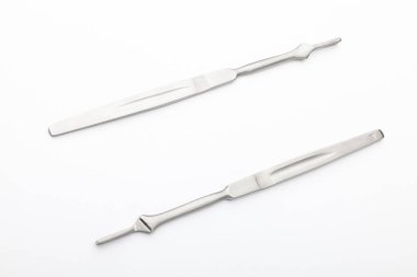 Çelik cerrahi aletler ve laboratuvar ekipmanları beyaz arka planda izole edilmiş. Profesyonel klinik aletleri. Tıbbi, cerrahi, ambulans ve veteriner konsepti. Yumuşak seçici odaklı yakın plan