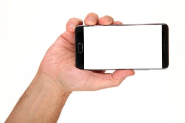 İnsan eli, avucunda boş bir krom ekran olan modern bir akıllı telefonu tutar. Teknoloji ve reklam kavramı. Ayrıntılı yakın çekim stüdyo çekimi soyut beyaz arka planda izole