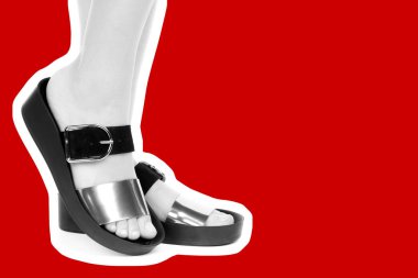 Bayan giysi ayakkabısı. Deri sandalet giyen uzun ince kadın bacakları. Fotokopi alanı olan moda modeli. Klasik ve günlük kıyafet konsepti. Ayrıntılı yakın çekim stüdyo çekimi. Dergi tarzı moda kolajı