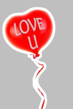 Kırmızı lastik şişme kalp şeklinde balon. Aşk, ilişki, sevgililer günü ve doğum günü kutlaması konsepti. Boş kopya alanı olan dergi tarzı moda kolajı