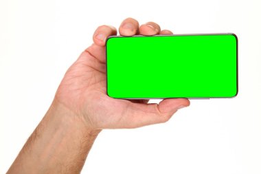 İnsan eli, avucunda boş bir krom ekran olan modern bir akıllı telefonu tutar. Teknoloji ve reklam kavramı. Ayrıntılı yakın çekim stüdyo çekimi soyut beyaz arka planda izole