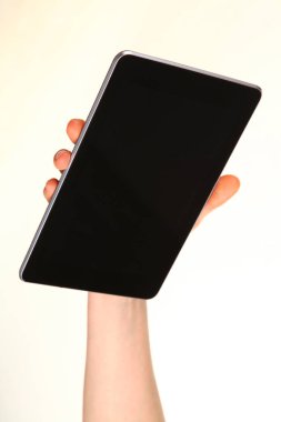 İnsan eli, avucunda boş bir krom ekran olan modern bir akıllı telefonu tutar. Teknoloji ve reklam kavramı. Ayrıntılı yakın çekim stüdyo çekimi soyut beyaz arka planda izole