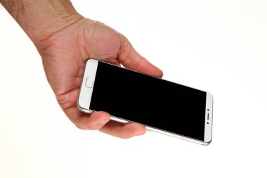 İnsan eli, avucunda boş bir krom ekran olan modern bir akıllı telefonu tutar. Teknoloji ve reklam kavramı. Ayrıntılı yakın çekim stüdyo çekimi soyut beyaz arka planda izole