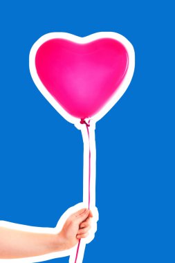 Kadın eli pembe kauçuk, şişme kalp şeklinde balon tutuyor. Aşk, ilişki, sevgililer günü ve doğum günü kutlaması konsepti. Boş kopya alanı olan dergi tarzı moda kolajı