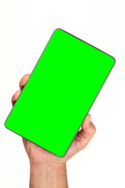 İnsan eli, avucunda boş bir krom ekran olan modern bir akıllı telefonu tutar. Teknoloji ve reklam kavramı. Ayrıntılı yakın çekim stüdyo çekimi soyut beyaz arka planda izole