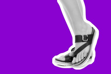 Bayan giysi ayakkabısı. Deri sandalet giyen uzun ince kadın bacakları. Fotokopi alanı olan moda modeli. Klasik ve günlük kıyafet konsepti. Ayrıntılı yakın çekim stüdyo çekimi. Dergi tarzı moda kolajı