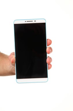 İnsan eli, avucunda boş bir krom ekran olan modern bir akıllı telefonu tutar. Teknoloji ve reklam kavramı. Ayrıntılı yakın çekim stüdyo çekimi soyut beyaz arka planda izole