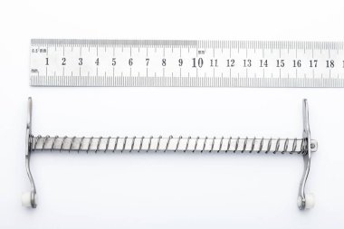 Çelik cerrahi aletler ve laboratuvar ekipmanları beyaz arka planda izole edilmiş. Profesyonel klinik aletleri. Tıbbi, cerrahi, ambulans ve veteriner konsepti. Yumuşak seçici odaklı yakın plan