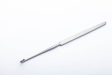 Çelik cerrahi aletler ve laboratuvar ekipmanları beyaz arka planda izole edilmiş. Profesyonel klinik aletleri. Tıbbi, cerrahi, ambulans ve veteriner konsepti. Yumuşak seçici odaklı yakın plan