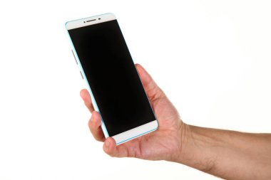 İnsan eli, avucunda boş bir krom ekran olan modern bir akıllı telefonu tutar. Teknoloji ve reklam kavramı. Ayrıntılı yakın çekim stüdyo çekimi soyut beyaz arka planda izole