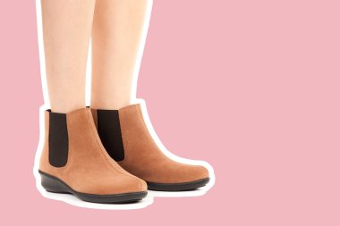 Bayan giysi ayakkabısı. Uzun ince dişinin bacakları düşük deri ayakkabı giyer. Fotokopi alanı olan moda modeli. Klasik ve günlük kıyafet konsepti. Ayrıntılı yakın çekim stüdyo çekimi. Dergi tarzı moda kolajı