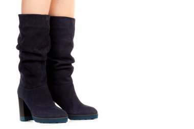 Bayan giysi ayakkabısı. Uzun ince dişinin bacakları yüksek topuklu uzun çizmeler giyer. Fotokopi alanı olan moda modeli. Klasik ve günlük kıyafet konsepti. Ayrıntılı yakın çekim stüdyo çekimi beyaz arkaplanda izole edildi