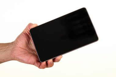 İnsan eli, avucunda boş bir krom ekran olan modern bir akıllı telefonu tutar. Teknoloji ve reklam kavramı. Ayrıntılı yakın çekim stüdyo çekimi soyut beyaz arka planda izole