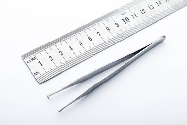 Çelik cerrahi aletler ve laboratuvar ekipmanları beyaz arka planda izole edilmiş. Profesyonel klinik aletleri. Tıbbi, cerrahi, ambulans ve veteriner konsepti. Yumuşak seçici odaklı yakın plan