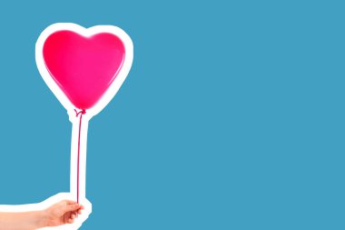 Kadın eli pembe kauçuk, şişme kalp şeklinde balon tutuyor. Aşk, ilişki, sevgililer günü ve doğum günü kutlaması konsepti. Boş kopya alanı olan dergi tarzı moda kolajı