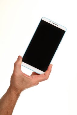 İnsan eli, avucunda boş bir krom ekran olan modern bir akıllı telefonu tutar. Teknoloji ve reklam kavramı. Ayrıntılı yakın çekim stüdyo çekimi soyut beyaz arka planda izole