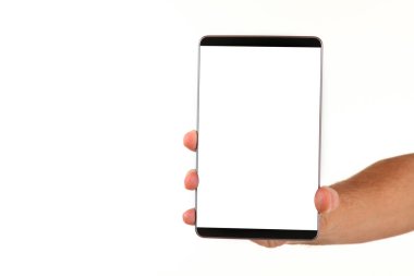 İnsan eli, avucunda boş bir krom ekran olan modern bir akıllı telefonu tutar. Teknoloji ve reklam kavramı. Ayrıntılı yakın çekim stüdyo çekimi soyut beyaz arka planda izole