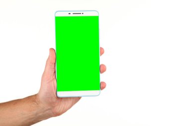 İnsan eli, avucunda boş bir krom ekran olan modern bir akıllı telefonu tutar. Teknoloji ve reklam kavramı. Ayrıntılı yakın çekim stüdyo çekimi soyut beyaz arka planda izole