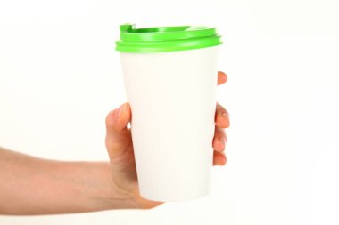 İnsan eli plastik kapaklı boş bir kahve fincanı tutar. Tek kullanımlık fincana çay ya da kahve konsepti. Metin veya logo için yeri ve yeri kopyala. Beyaz bir arkaplanda izole edilmiş