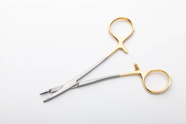 Çelik cerrahi aletler ve laboratuvar ekipmanları beyaz arka planda izole edilmiş. Profesyonel klinik aletleri. Tıbbi, cerrahi, ambulans ve veteriner konsepti. Yumuşak seçici odaklı yakın plan