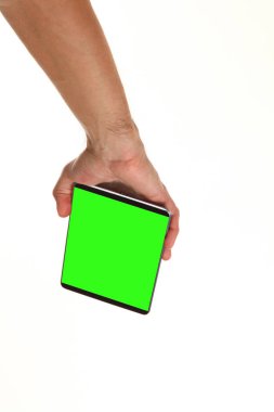 İnsan eli, avucunda boş bir krom ekran olan modern bir akıllı telefonu tutar. Teknoloji ve reklam kavramı. Ayrıntılı yakın çekim stüdyo çekimi soyut beyaz arka planda izole