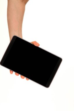 İnsan eli, avucunda boş bir krom ekran olan modern bir akıllı telefonu tutar. Teknoloji ve reklam kavramı. Ayrıntılı yakın çekim stüdyo çekimi soyut beyaz arka planda izole