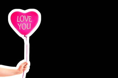 Kadın eli kırmızı kauçuk, şişme kalp şeklinde balon tutuyor. Aşk, ilişki, sevgililer günü ve doğum günü kutlaması konsepti. Boş kopya alanı olan dergi tarzı moda kolajı