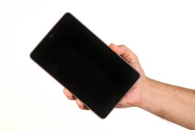 İnsan eli, avucunda boş bir krom ekran olan modern bir akıllı telefonu tutar. Teknoloji ve reklam kavramı. Ayrıntılı yakın çekim stüdyo çekimi soyut beyaz arka planda izole