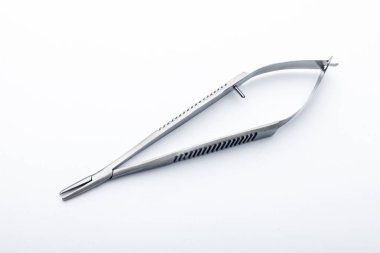 Çelik cerrahi aletler ve laboratuvar ekipmanları beyaz arka planda izole edilmiş. Profesyonel klinik aletleri. Tıbbi, cerrahi, ambulans ve veteriner konsepti. Yumuşak seçici odaklı yakın plan