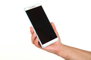 İnsan eli, avucunda boş bir krom ekran olan modern bir akıllı telefonu tutar. Teknoloji ve reklam kavramı. Ayrıntılı yakın çekim stüdyo çekimi soyut beyaz arka planda izole